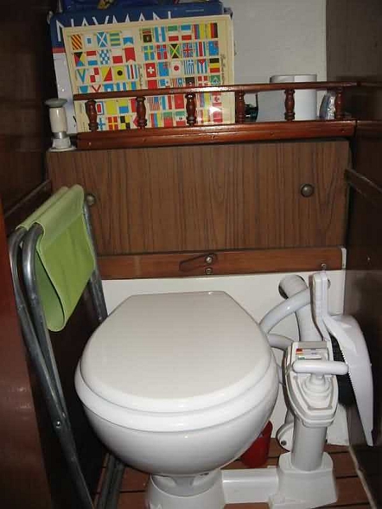 peinture pont 2008b 005.jpg - wc et rangement au dessus du lavabo toilettes. Les wc sont dans la cabine avant ( mais séparés des couchettes par une cloison ) la cabine avant fermant sur le carré par une porte accordéon en bois verni